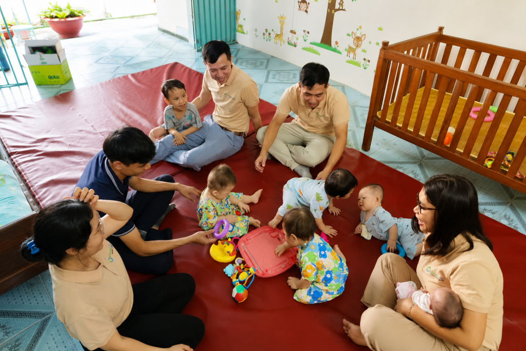 Khoảnh khắc gặp gỡ và vui chơi cùng các em nhỏ tại Trung tâm nuôi dạy trẻ mồ côi Đà Nẵng.