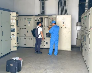 Hoạt động khảo sát và đo kiểm được thực hiện tại các tủ điện chính, đảm bảo giải pháp sau cùng được thiết kế tối ưu, phù hợp điều kiện vận hành thực tế của nhà máy.