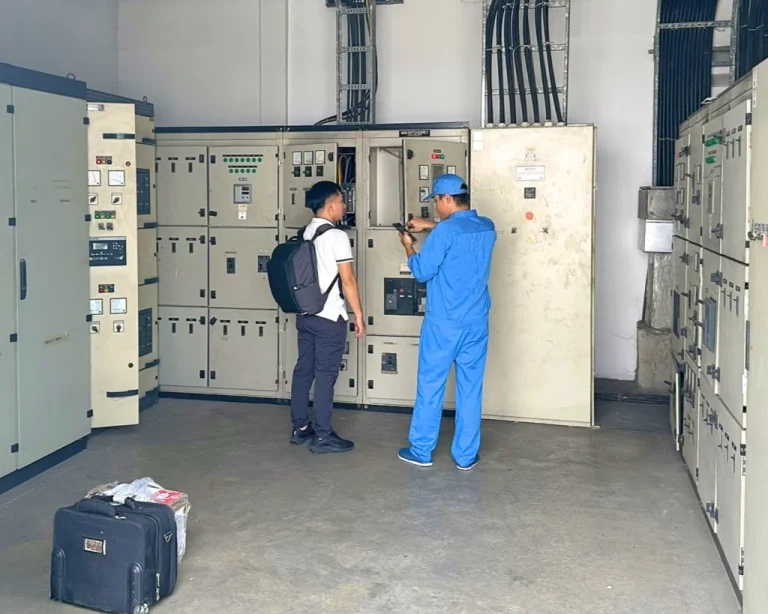 Hoạt động khảo sát và đo kiểm được thực hiện tại các tủ điện chính, đảm bảo giải pháp sau cùng được thiết kế tối ưu, phù hợp điều kiện vận hành thực tế của nhà máy.