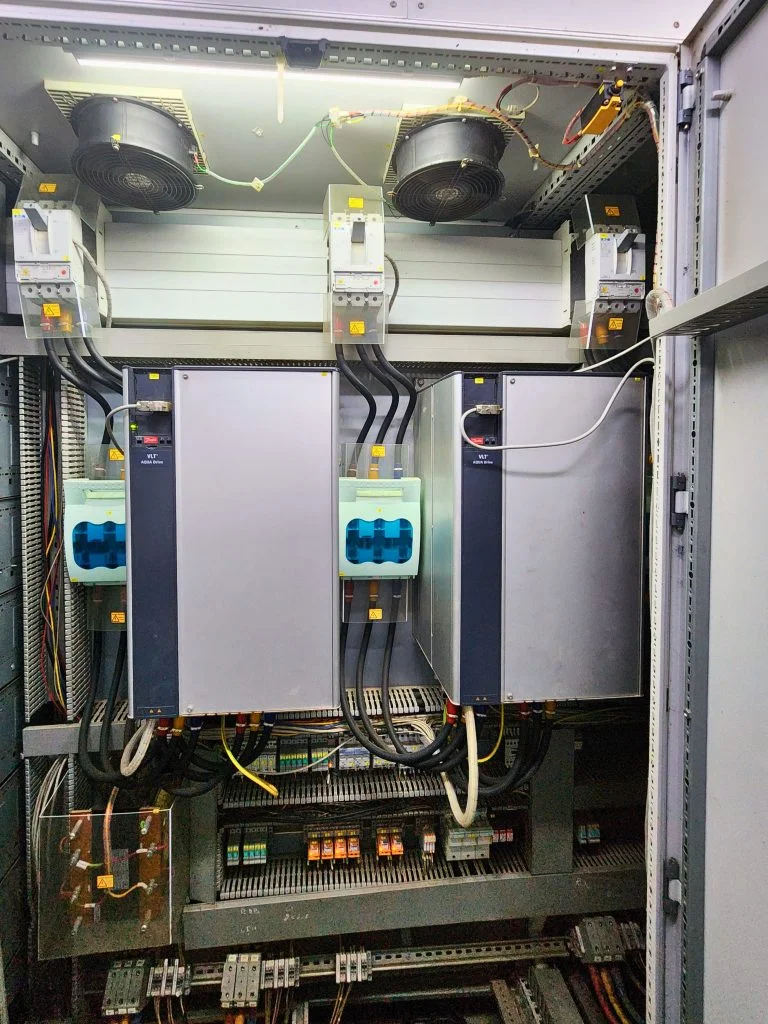 Tủ biến tần vận hành ổn định sau khi xử lý sóng hài. Hệ thống điện mặt trời hoạt động liên tục, không ghi nhận lỗi kỹ thuật suốt hơn một tháng vận hành thực tế.