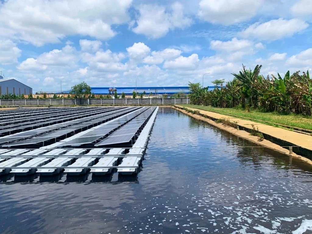 Hệ thống điện mặt trời nổi tại nhà máy tận dụng mặt bằng hồ nước để khai thác năng lượng sạch. Sau xử lý sóng hài, toàn bộ công suất đã được đưa vào vận hành ổn định và liên tục.